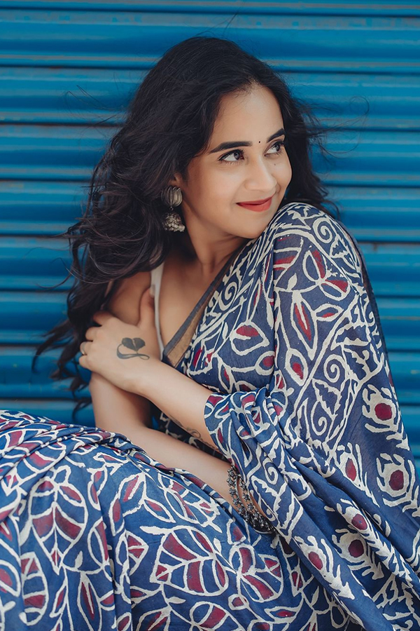 YouTuber Deepthi Sunaina Stunning Photos In Blue Saree19