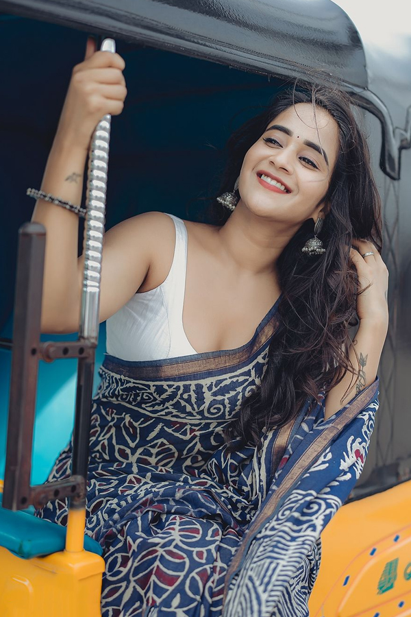 YouTuber Deepthi Sunaina Stunning Photos In Blue Saree3
