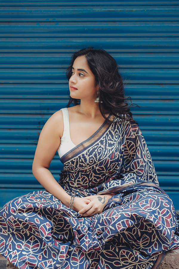 YouTuber Deepthi Sunaina Stunning Photos In Blue Saree21