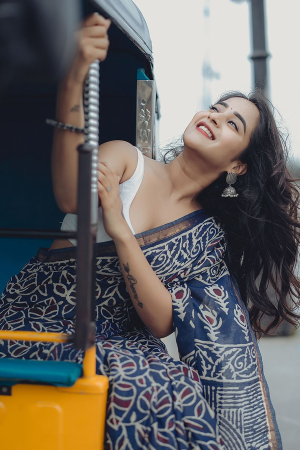YouTuber Deepthi Sunaina Stunning Photos In Blue Saree7