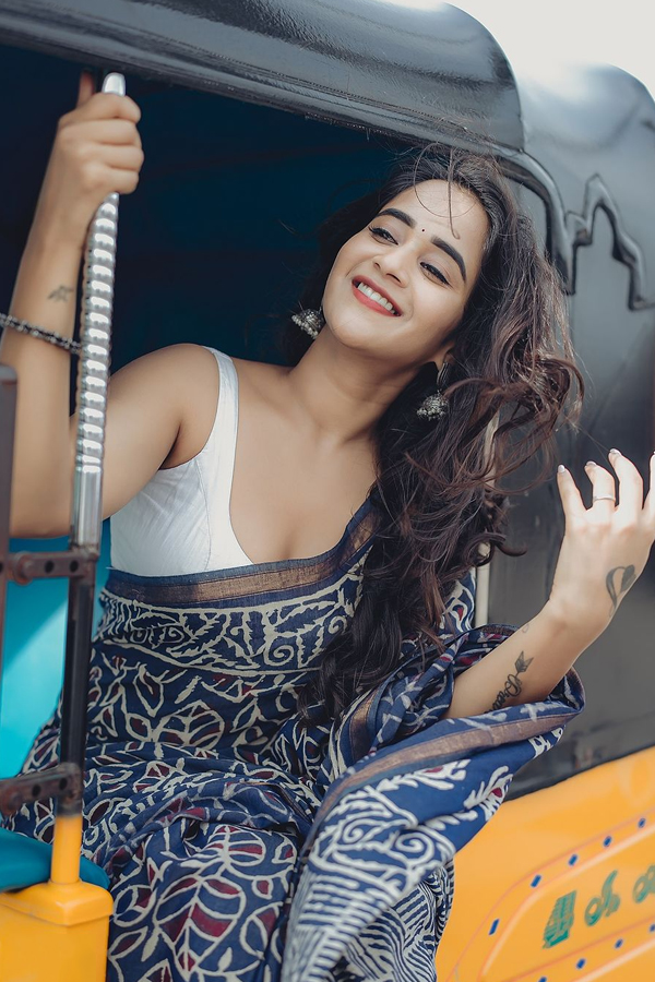 YouTuber Deepthi Sunaina Stunning Photos In Blue Saree10
