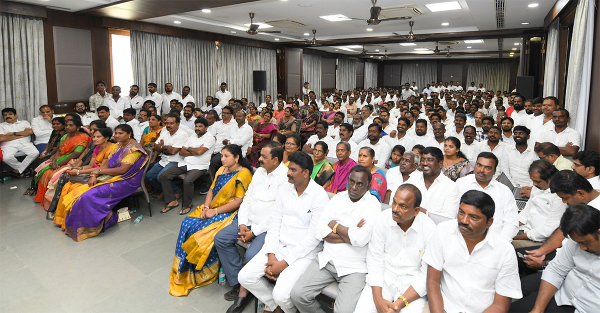 YS Jagan Meets Elamanchili YSRCP Leaders 10