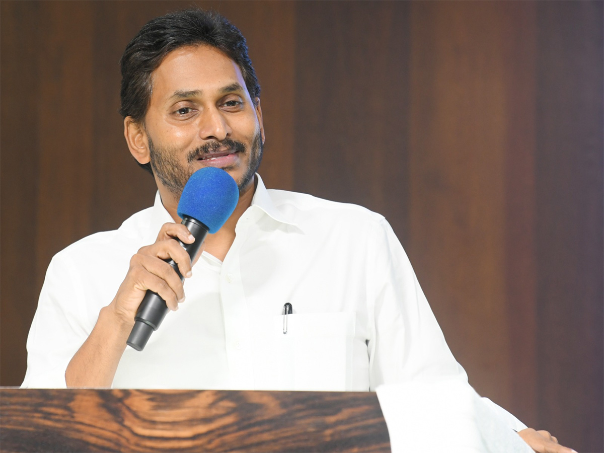 YS Jagan Meets Elamanchili YSRCP Leaders 11