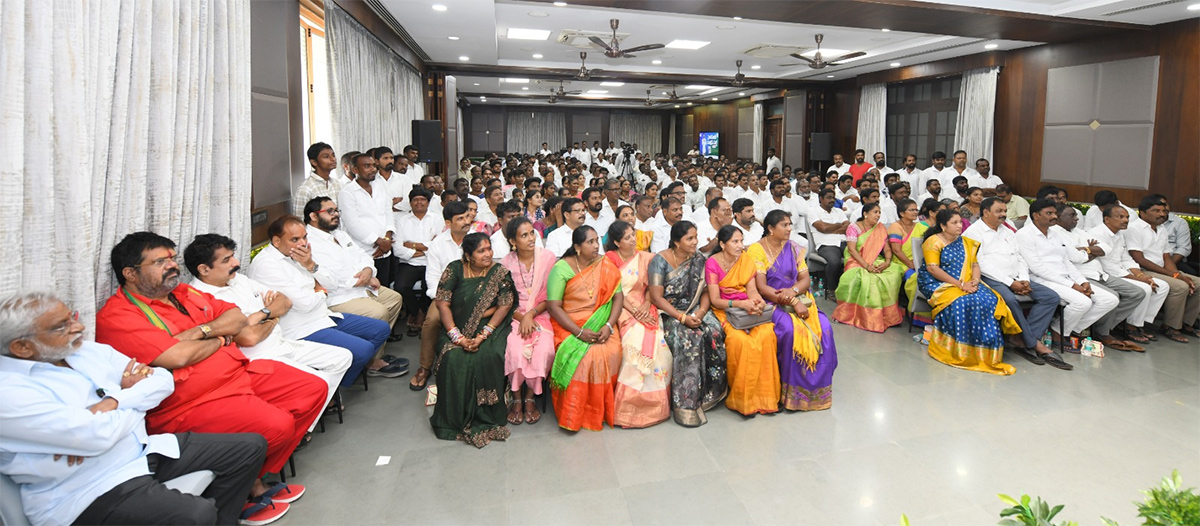 YS Jagan Meets Elamanchili YSRCP Leaders 12