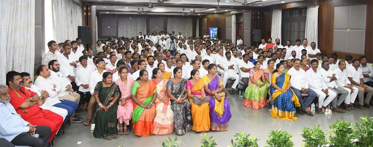 YS Jagan Meets Elamanchili YSRCP Leaders 13