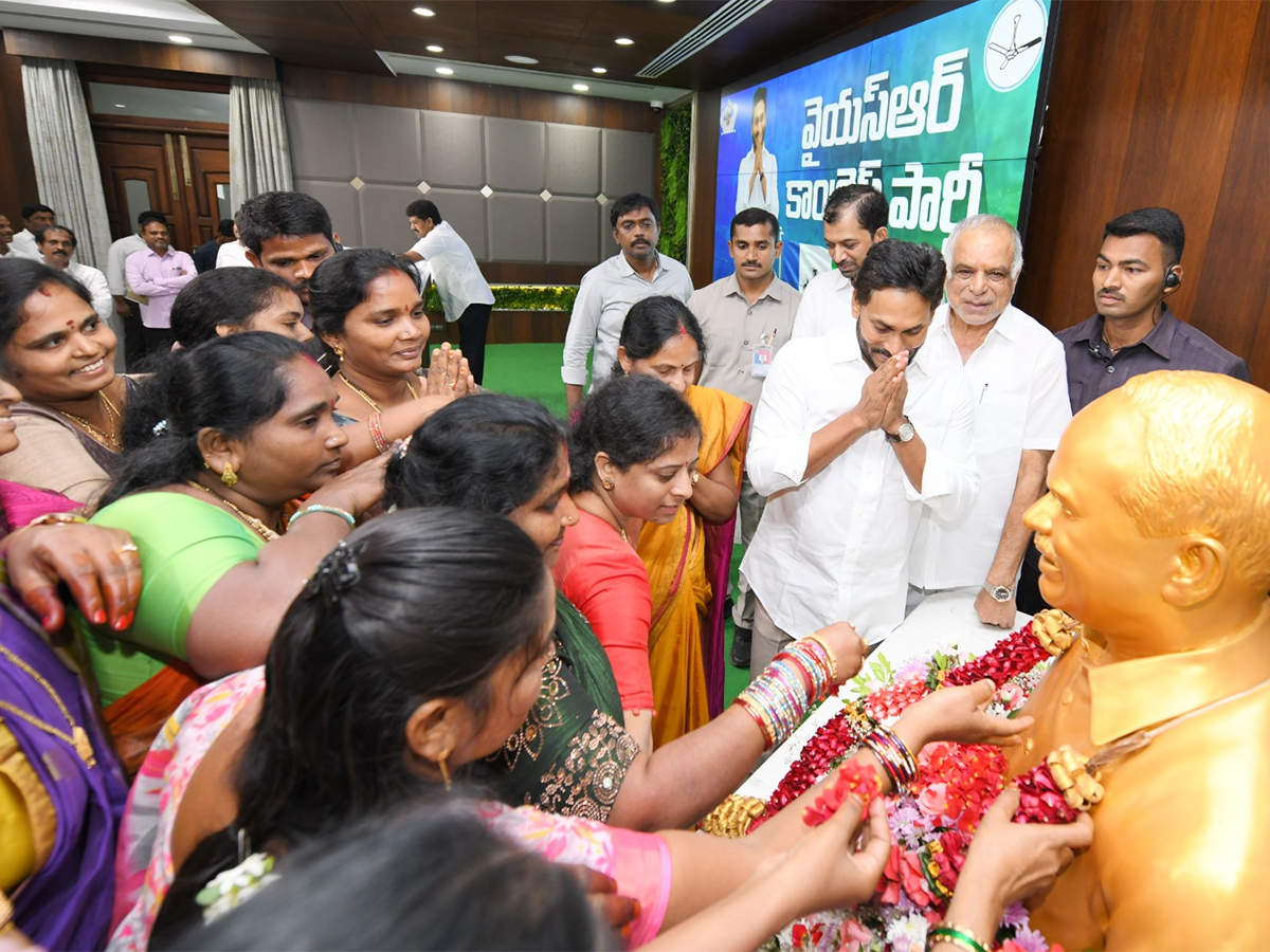 YS Jagan Meets Elamanchili YSRCP Leaders 15