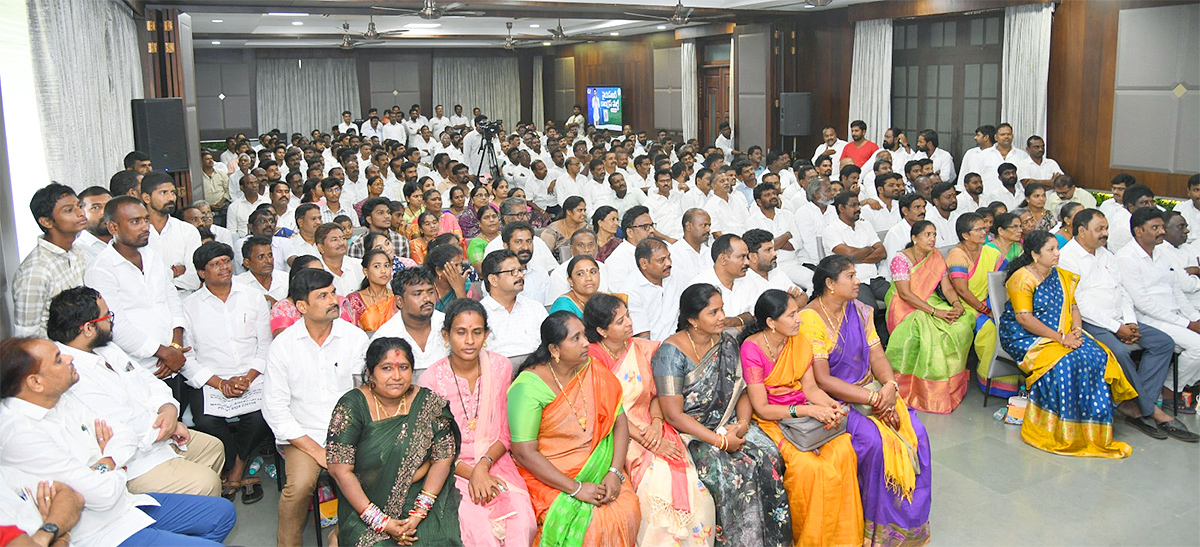 YS Jagan Meets Elamanchili YSRCP Leaders 3
