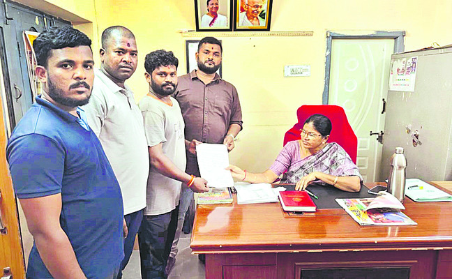 భయపెడుతున్న గ్రామ సింహాలు 2