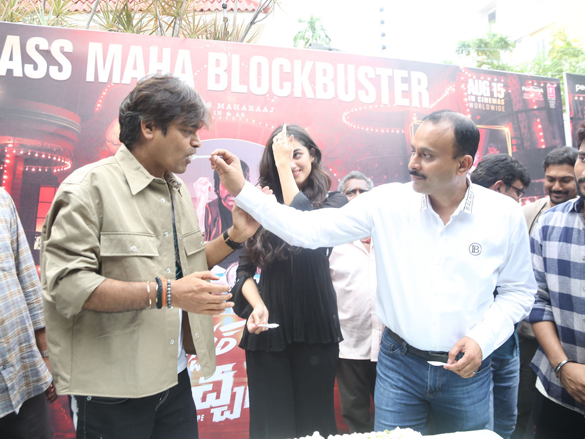 Ravi Teja Mr Bachchan Movie Success Celebrations Photos2
