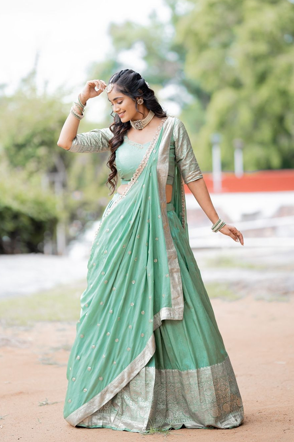 Television Actress Tejashwini Gowda Cute Looks In Half Saree9
