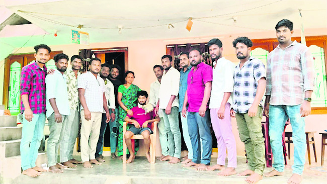 కిడ్నీ బాధితుడికి రూ.లక్ష సాయం 1