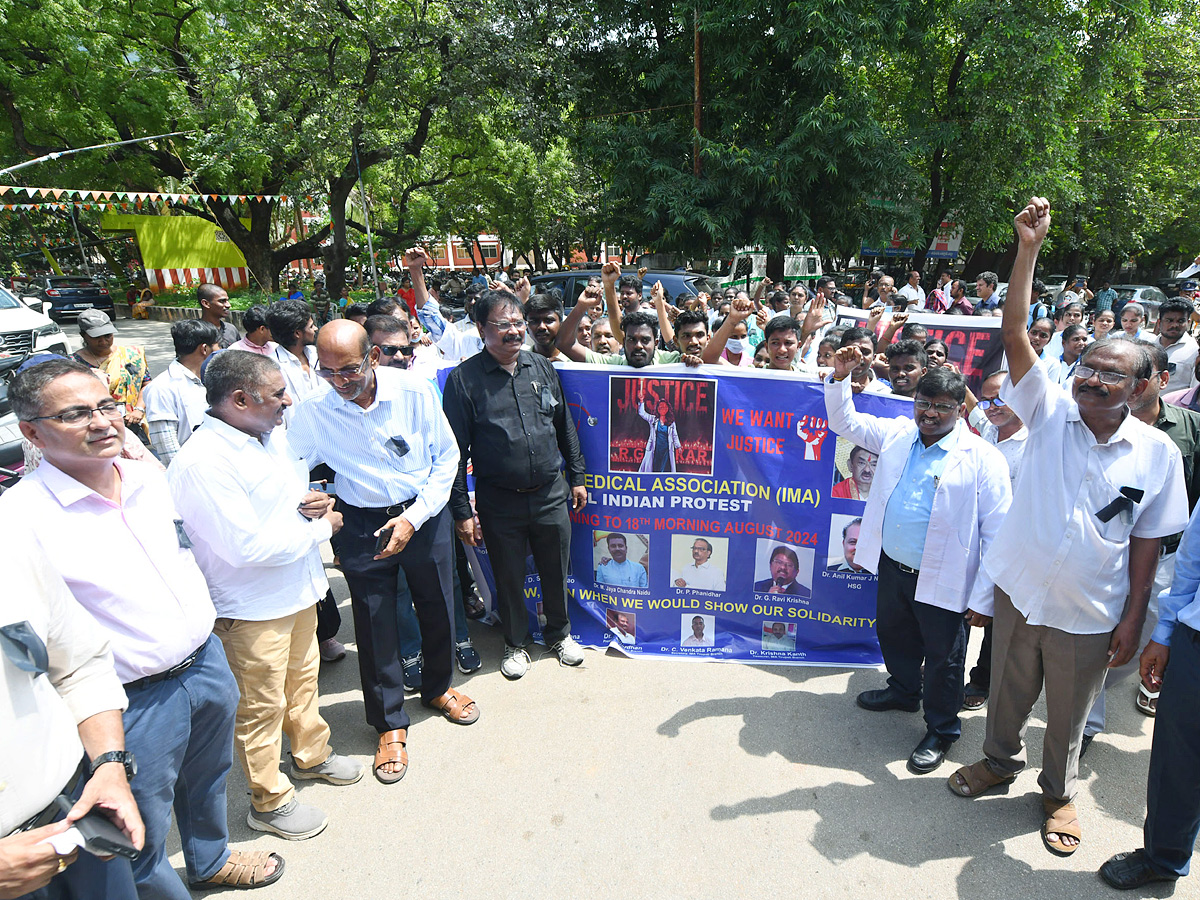 Kolkata Doctor Incident Junnior doctors protest in Tirupati 2