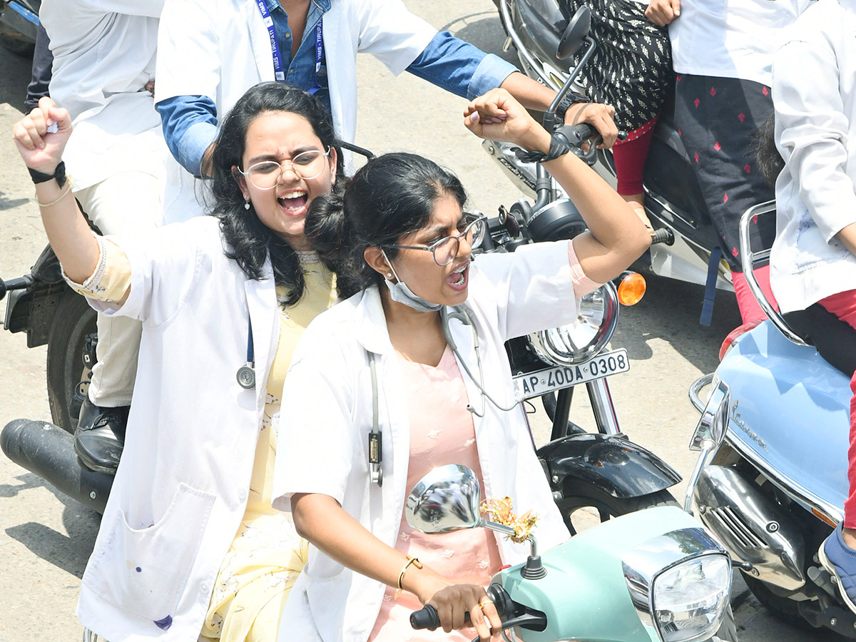 Kolkata Doctor Incident Junnior doctors protest in Tirupati 11