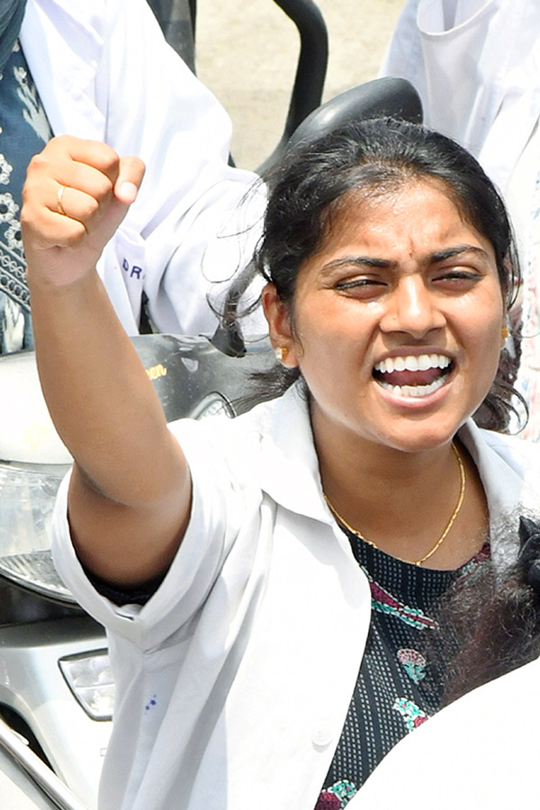 Kolkata Doctor Incident Junnior doctors protest in Tirupati 12