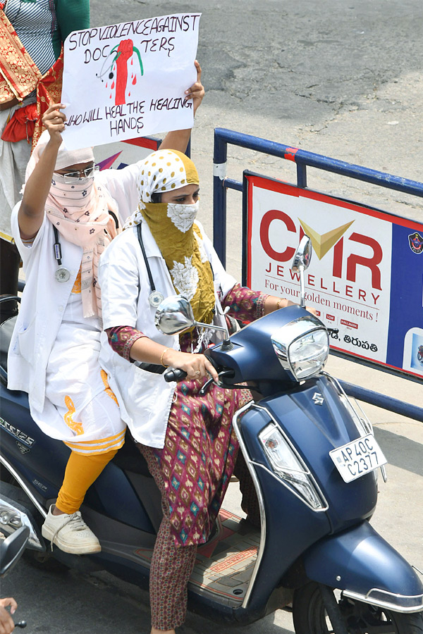 Kolkata Doctor Incident Junnior doctors protest in Tirupati 13