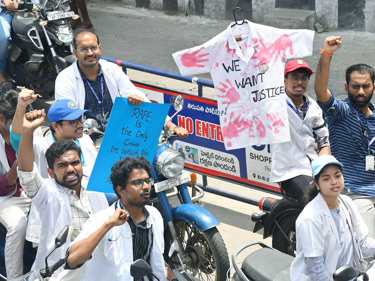 Kolkata Doctor Incident Junnior doctors protest in Tirupati 15