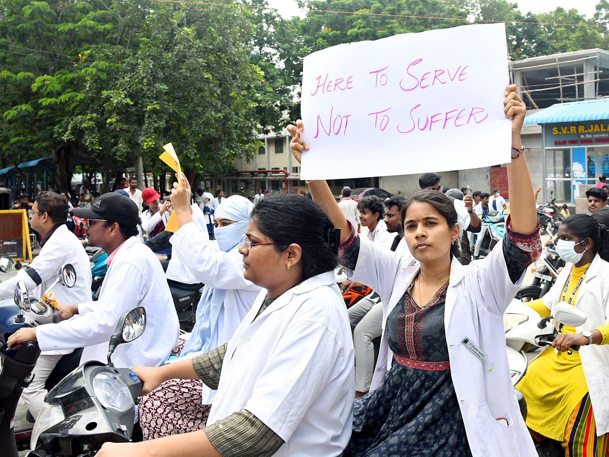 Kolkata Doctor Incident Junnior doctors protest in Tirupati 16