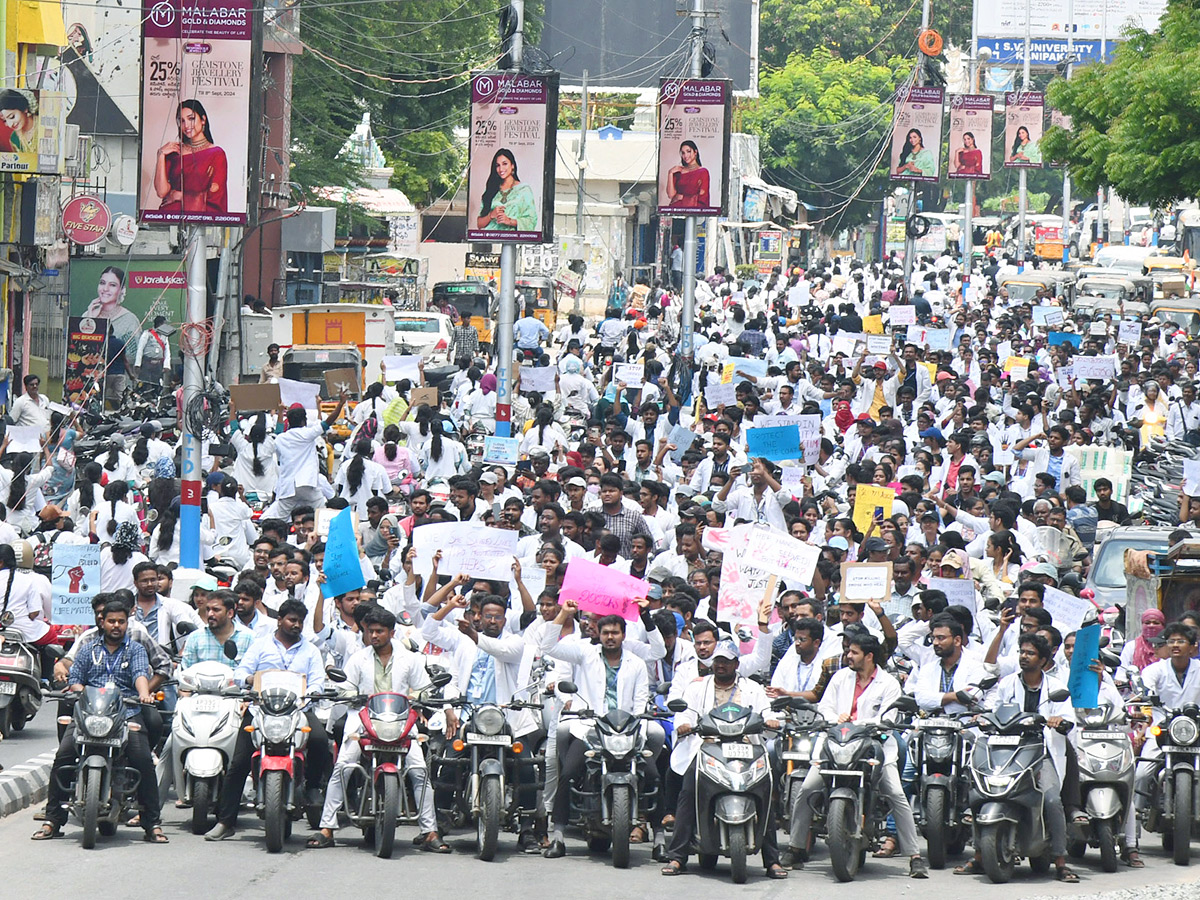 Kolkata Doctor Incident Junnior doctors protest in Tirupati 1