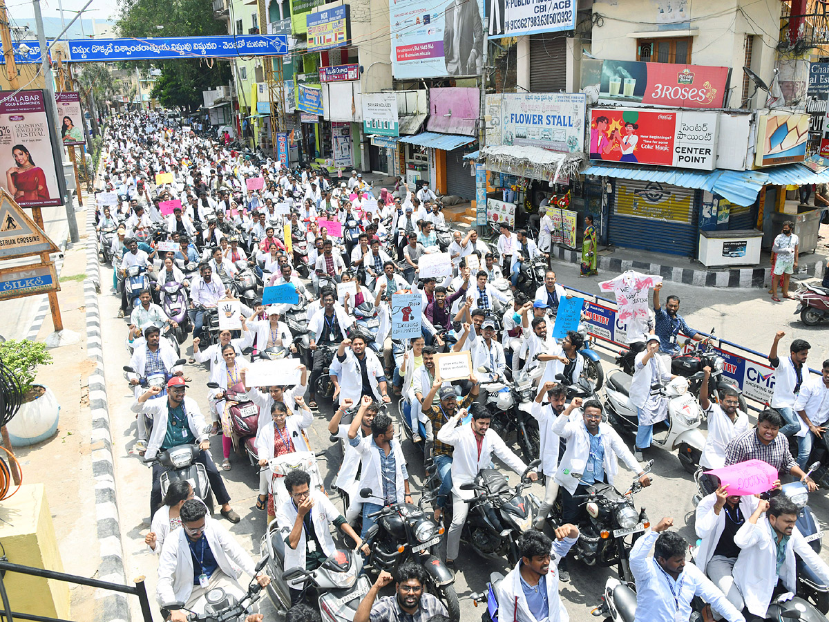 Kolkata Doctor Incident Junnior doctors protest in Tirupati 17