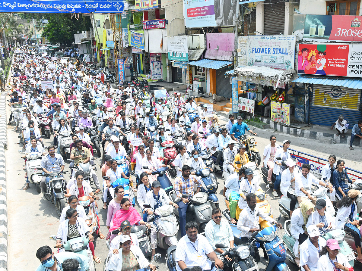 Kolkata Doctor Incident Junnior doctors protest in Tirupati 18