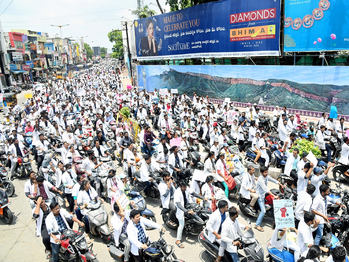 Kolkata Doctor Incident Junnior doctors protest in Tirupati 19