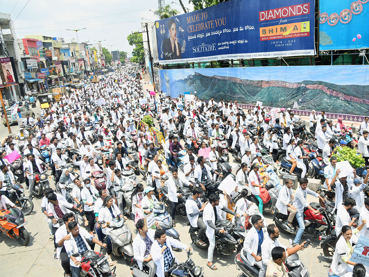Kolkata Doctor Incident Junnior doctors protest in Tirupati 20