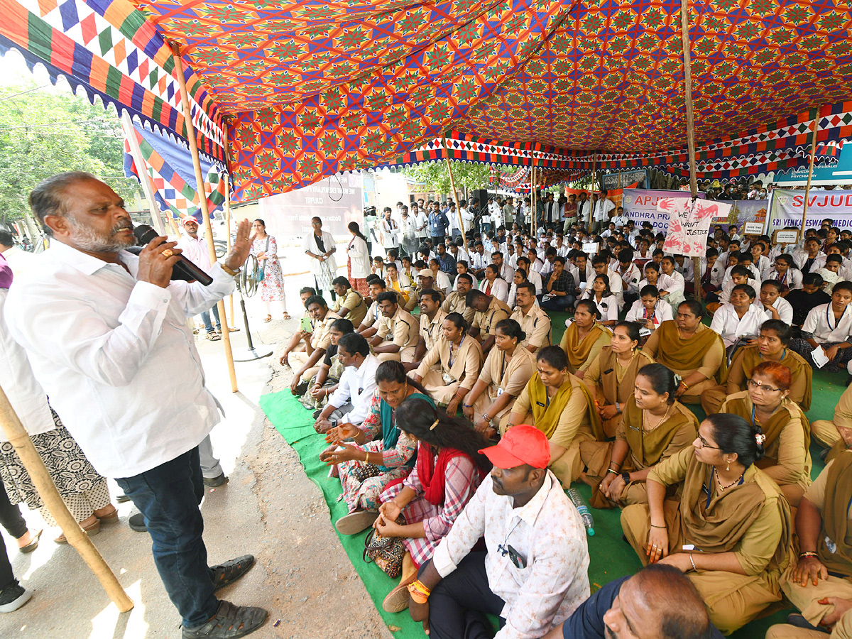 Kolkata Doctor Incident Junnior doctors protest in Tirupati 4