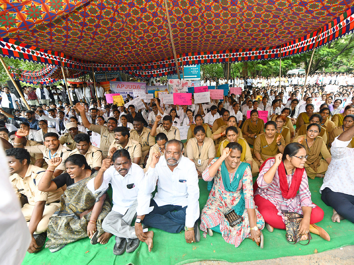 Kolkata Doctor Incident Junnior doctors protest in Tirupati 5