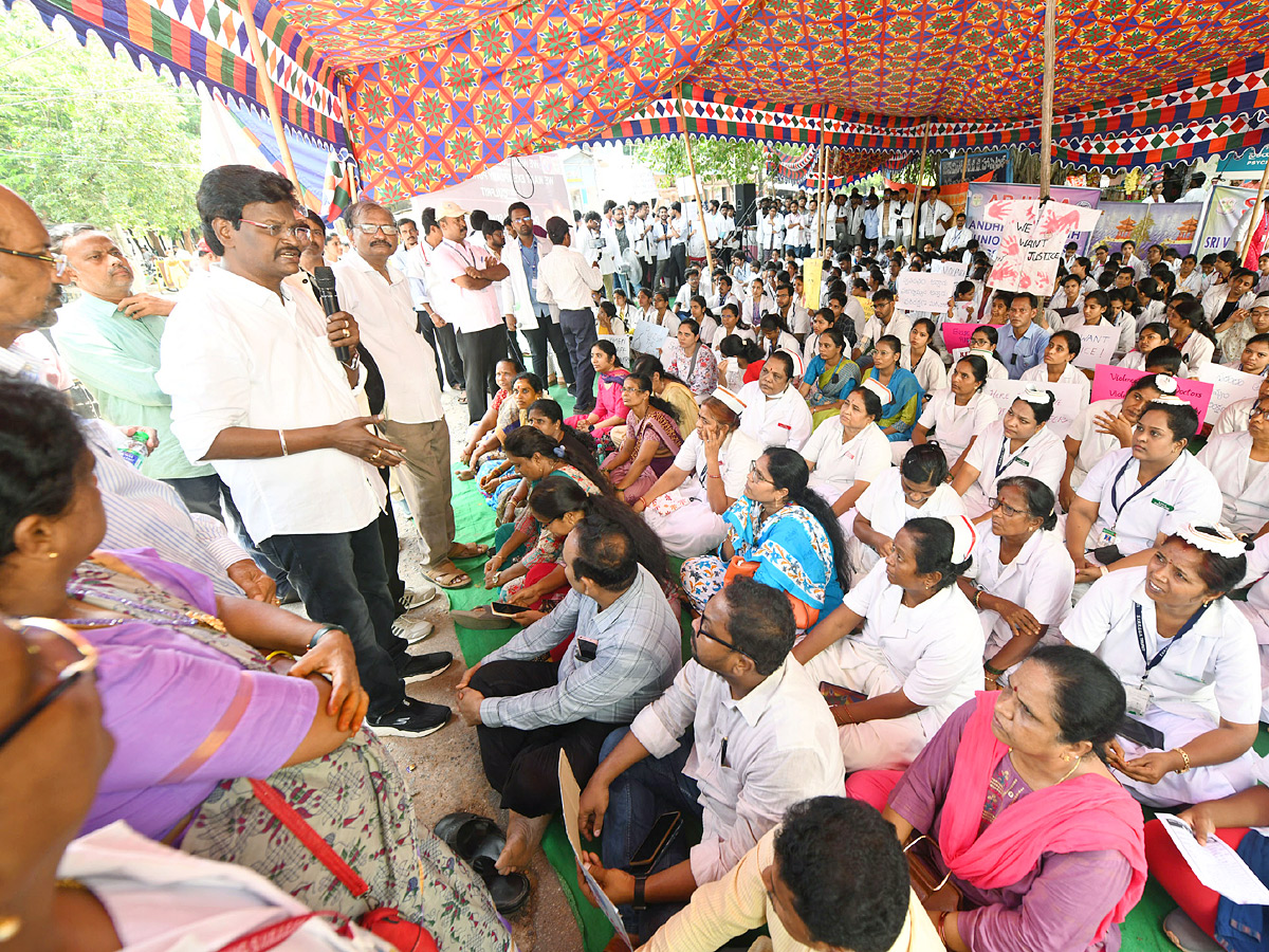 Kolkata Doctor Incident Junnior doctors protest in Tirupati 7