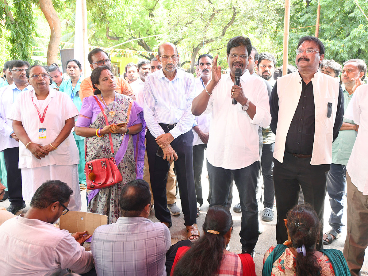 Kolkata Doctor Incident Junnior doctors protest in Tirupati 8