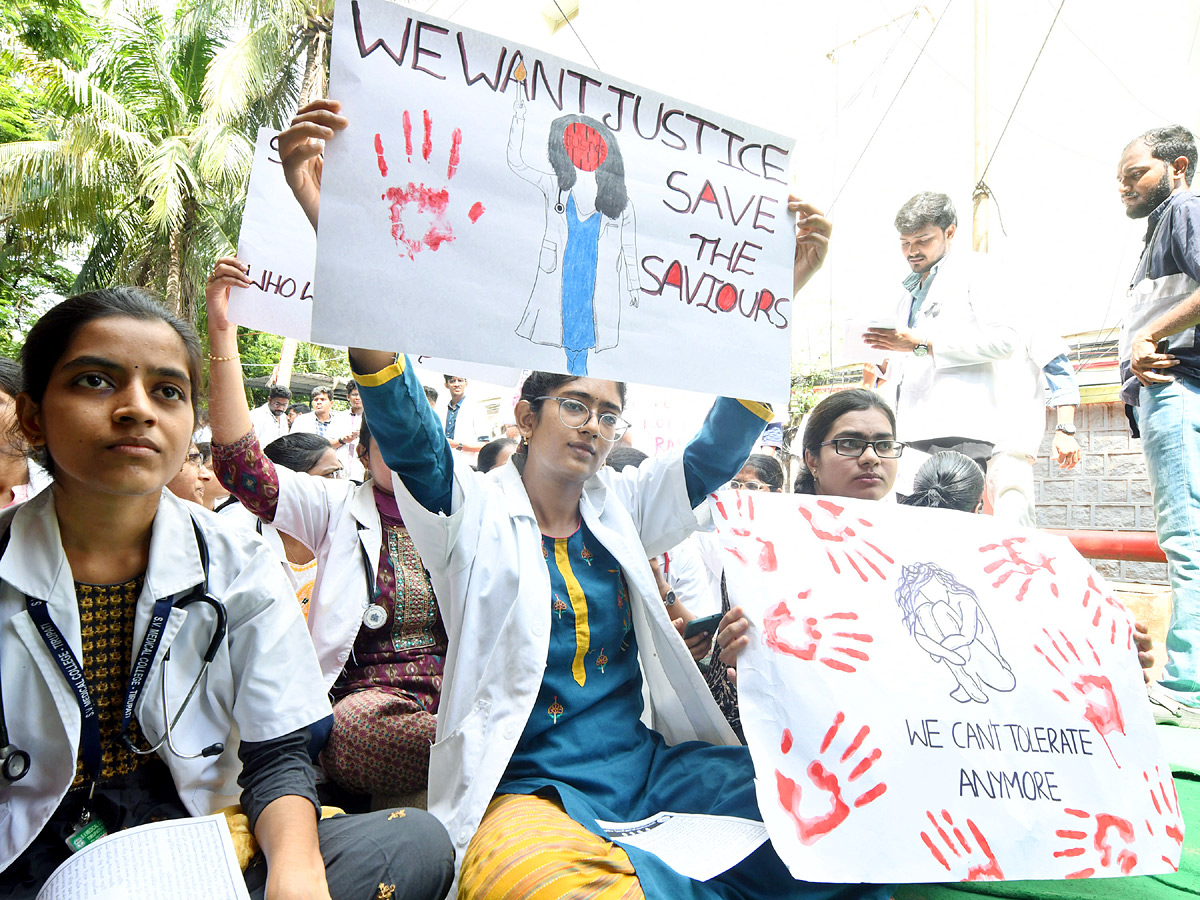 Kolkata Doctor Incident Junnior doctors protest in Tirupati 9