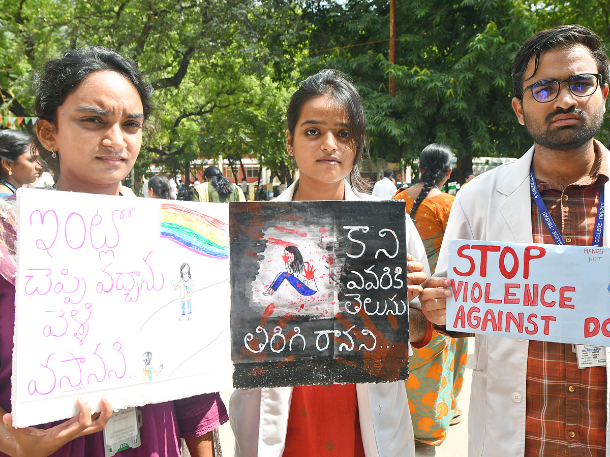 Kolkata Doctor Incident Junnior doctors protest in Tirupati 10