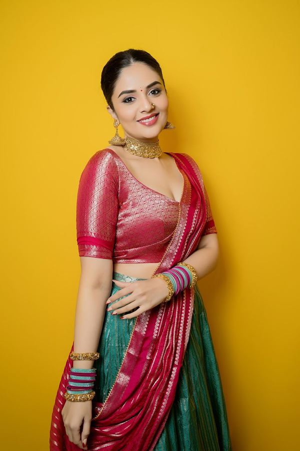 Anchor Sreemukhi Stunning Photos In Beautiful Lehenga2