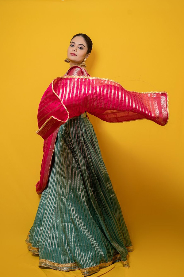 Anchor Sreemukhi Stunning Photos In Beautiful Lehenga11