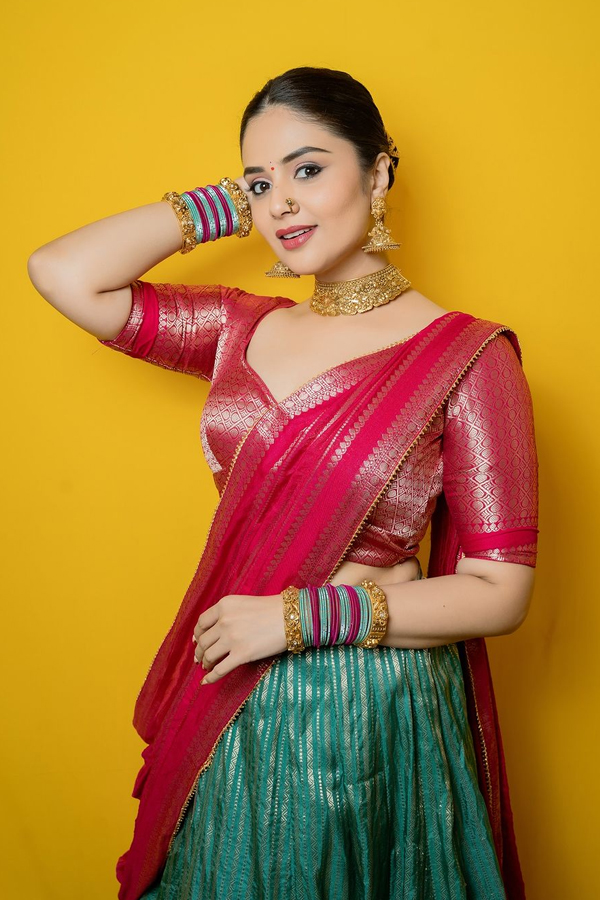 Anchor Sreemukhi Stunning Photos In Beautiful Lehenga12