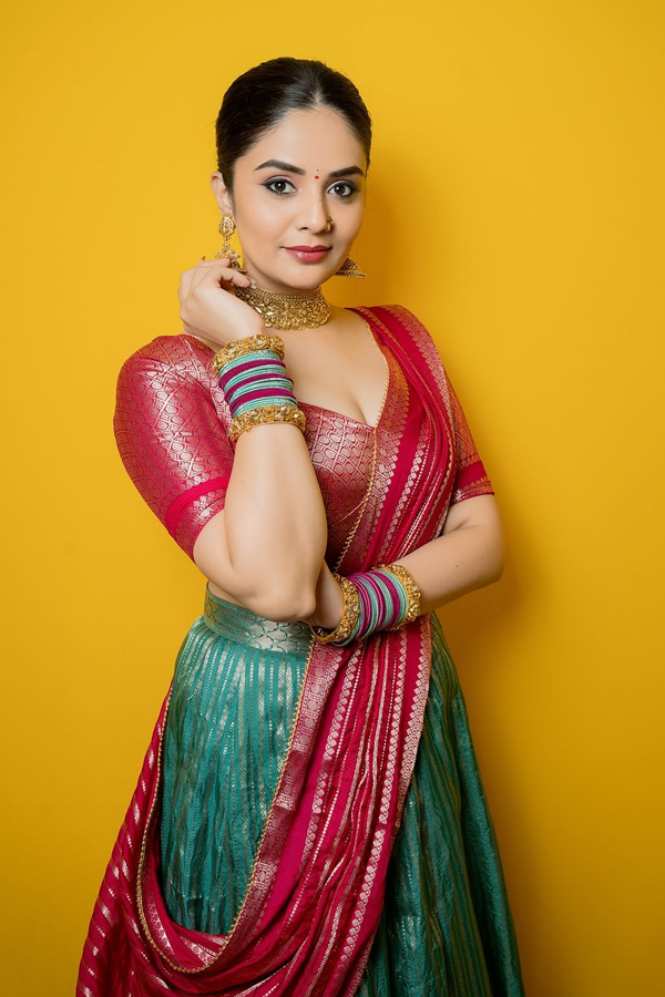 Anchor Sreemukhi Stunning Photos In Beautiful Lehenga14