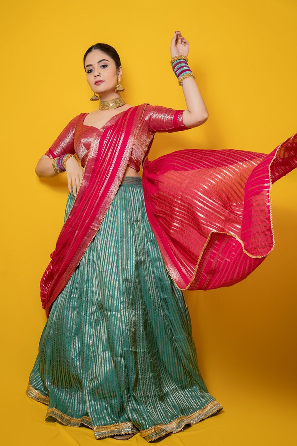 Anchor Sreemukhi Stunning Photos In Beautiful Lehenga15