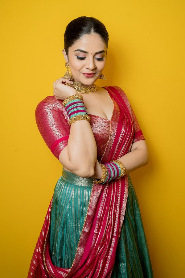 Anchor Sreemukhi Stunning Photos In Beautiful Lehenga16
