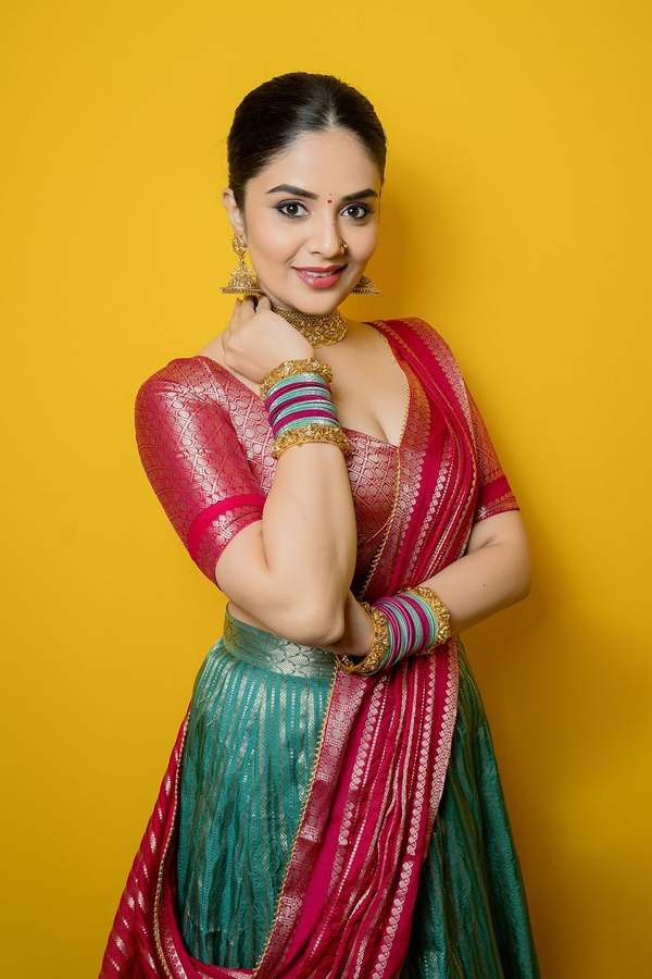Anchor Sreemukhi Stunning Photos In Beautiful Lehenga5