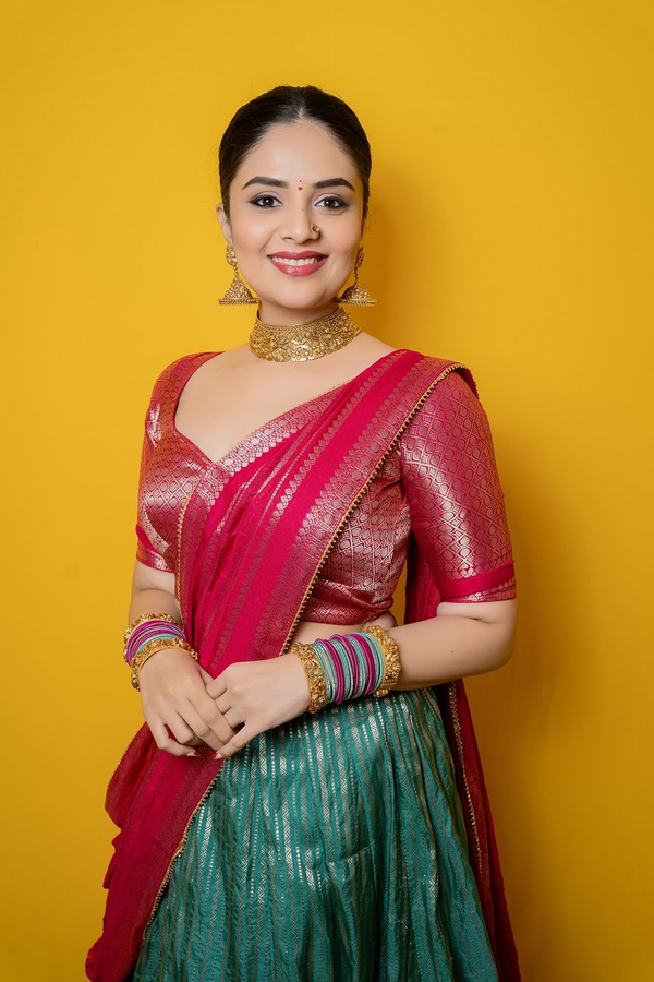 Anchor Sreemukhi Stunning Photos In Beautiful Lehenga7