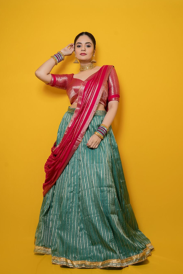Anchor Sreemukhi Stunning Photos In Beautiful Lehenga9