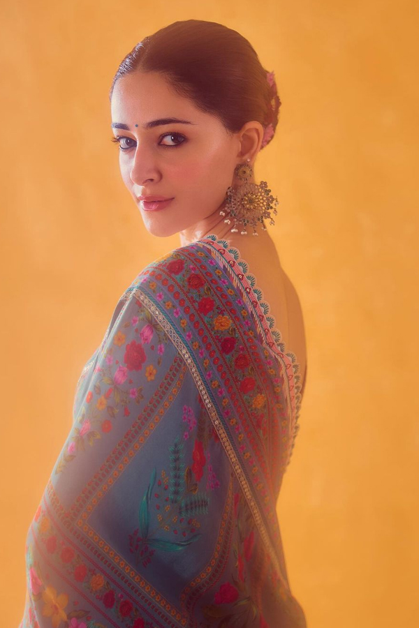 Bollywood Actress Ananya Panday In Floral Saree Photos Viral4