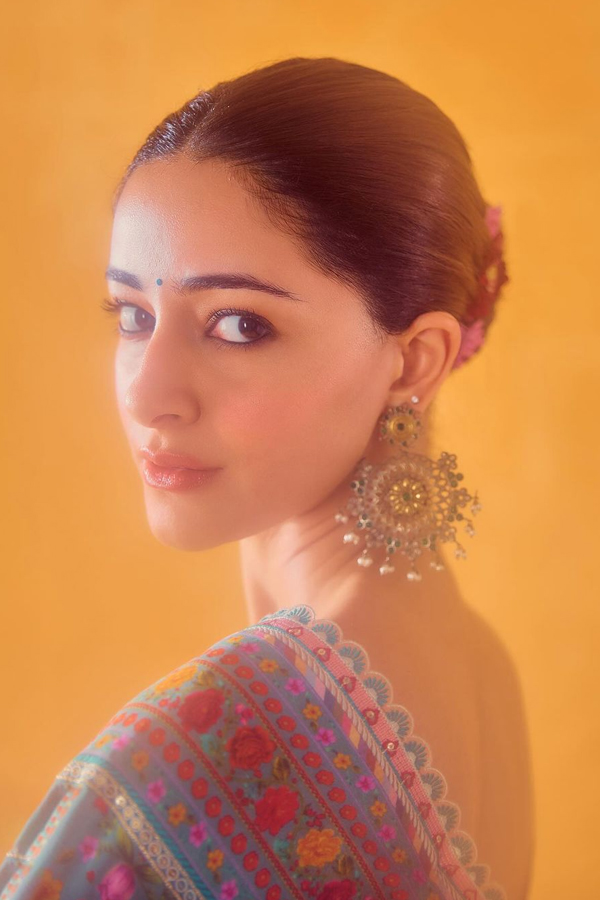 Bollywood Actress Ananya Panday In Floral Saree Photos Viral6