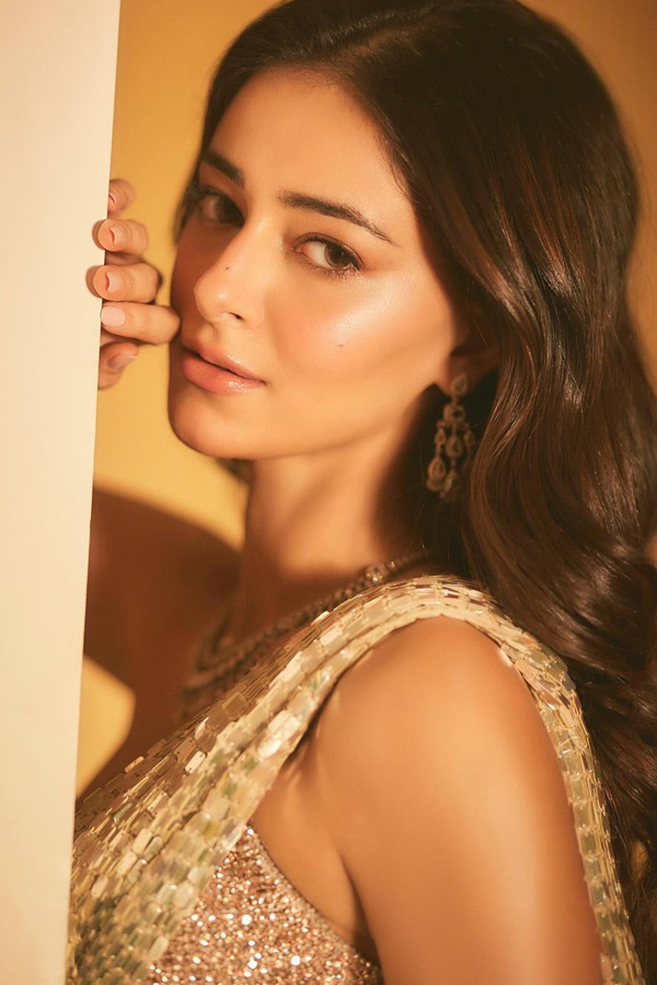 Bollywood Actress Ananya Panday In Floral Saree Photos Viral7