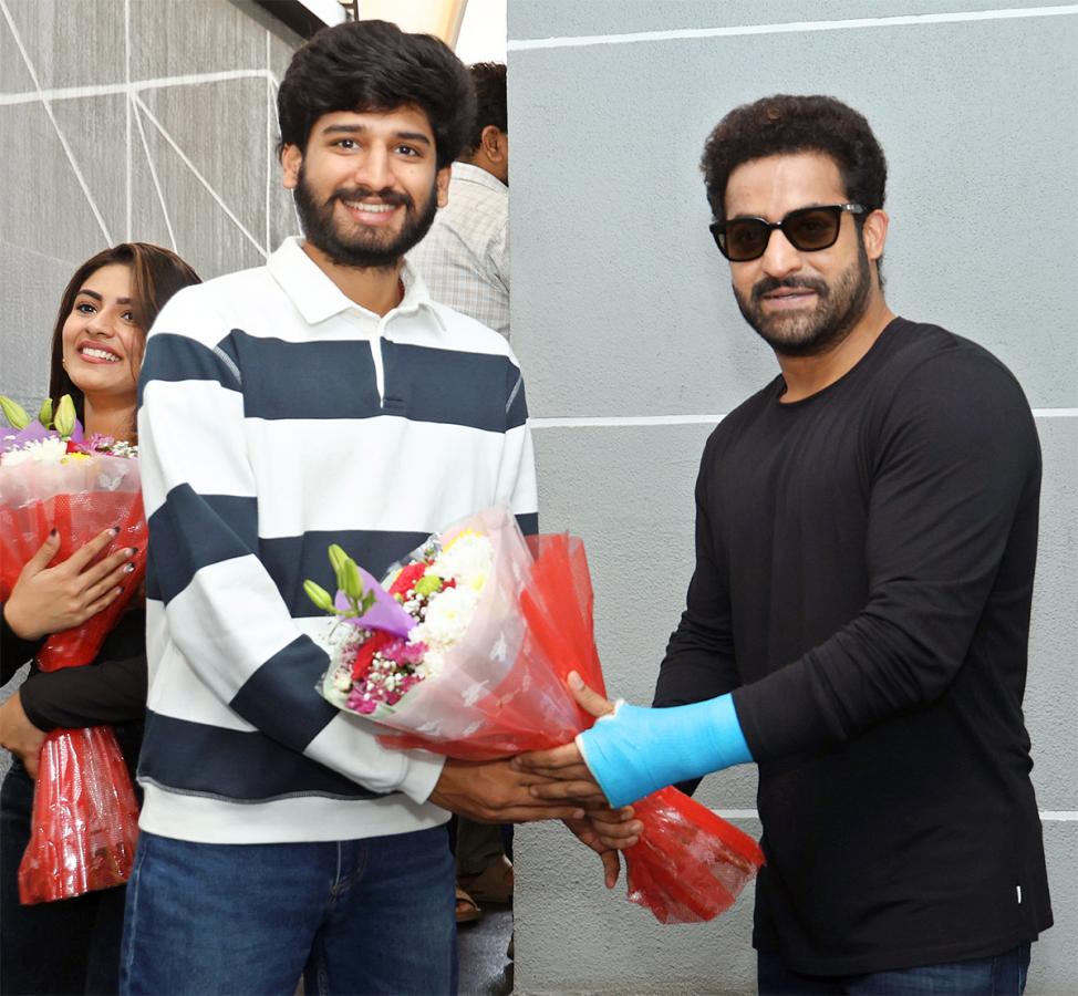 Jr NTR Congratulates AAY Movie Team Photos14