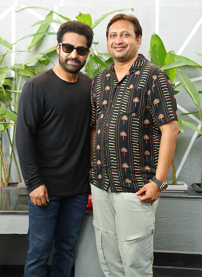 Jr NTR Congratulates AAY Movie Team Photos2