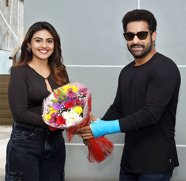 Jr NTR Congratulates AAY Movie Team Photos5