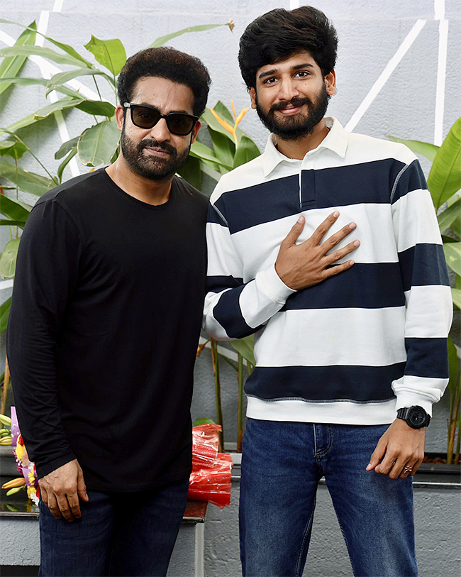 Jr NTR Congratulates AAY Movie Team Photos8