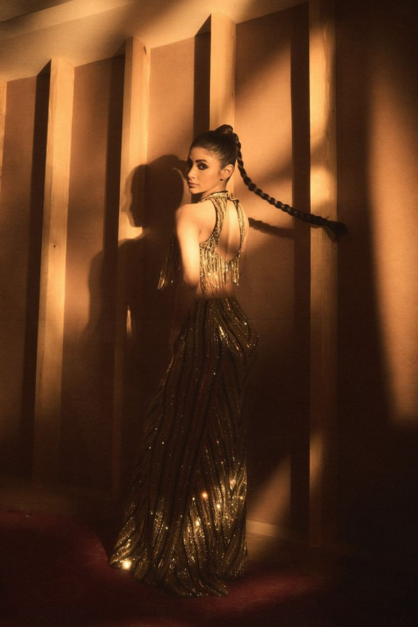 Bollywood Beauty Mouni Roy In Golden Dress Photos Goes Viral7