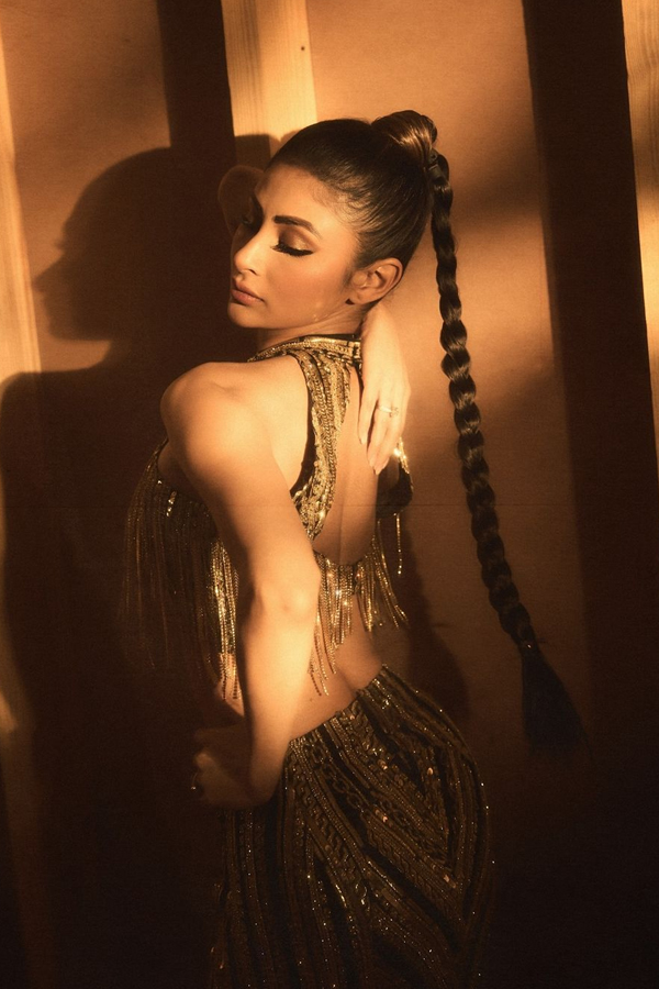 Bollywood Beauty Mouni Roy In Golden Dress Photos Goes Viral10